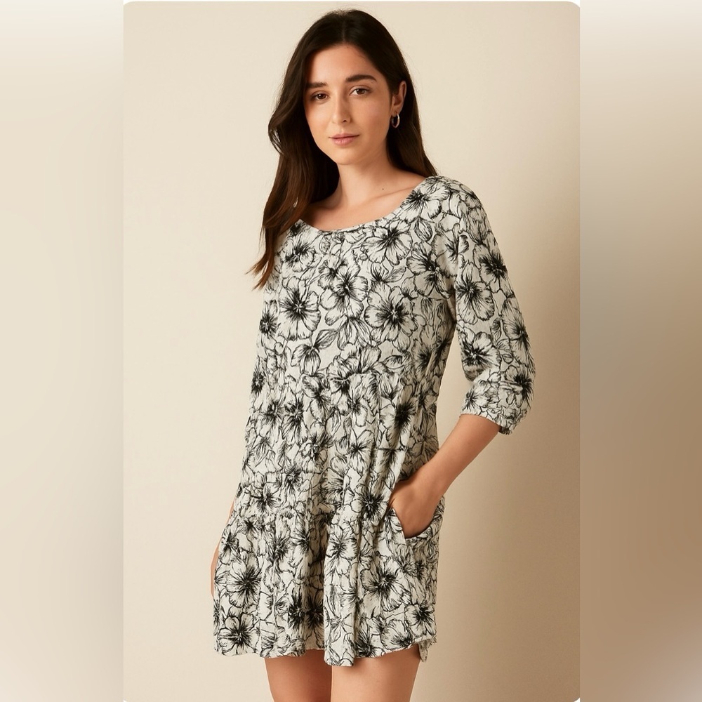 Woman’s Floral Black and White with pockets Dress size XSMALL